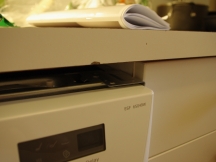 Det fulgte med to festebraketter som skulle skrues fast til sidene og oppover for å gjøre maskinen mer stødig