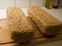 De ferdige brødene, på hodet for å lufte bunnen. Burde hevet mer før steking.