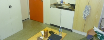 Slik bor vi på øvelse. Her: Sofa, sovepose, 2 kokeplater og et lite kjøleskap