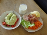Frokost etter blodprøve:
jordbær, krem av fløte med avokado, nøtter. Melk.
Bacon, riskake med leverpostei og med ost. Gulerøtter og litt salat.