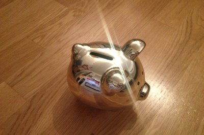 Emptied this cute pig and now my brother is trying to sell it for 10 NOK