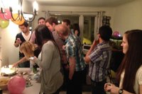 Tenning av lys på kaken til Gudbrand