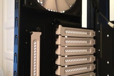 En ekstra plass for moduler som ikke trenger PCIe. Synd at viften står i veien for å komme til med skrujern.