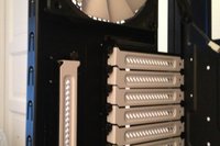 En ekstra plass for moduler som ikke trenger PCIe. Synd at viften står i veien for å komme til med skrujern.