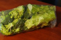 Brokkolistilkene er enorme. Har kuttet de i biter og puttet i en plastpose.