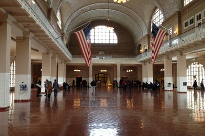 Inne på immigrantmottaket på Ellis Island