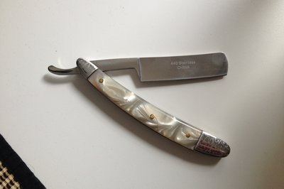 White pearl. Den kom uslipt og er derfor helt ubrukelig fremt til jeg får slipt den. Tok uker bør butikken sendte, og kniven var skadet ved ankomst.
