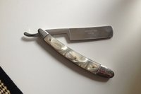 White pearl. Den kom uslipt og er derfor helt ubrukelig fremt til jeg får slipt den. Tok uker bør butikken sendte, og kniven var skadet ved ankomst.