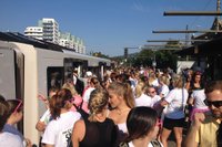 Det er seriøst mange som vil på den trege t-banen opp til Holmenkollen. Det ble satt inn ekstra togsett