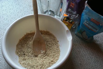 1.5 kopp mandel og 1/3 kopp kokosmasse, blendet sammen. (Fant en kopp som tilsvarte en cup)