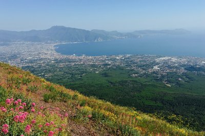 Utsikten fra toppen, mot Sorrento og Pompei lenger inn til venstre. Vi ser muligens også øya Capri mot enden her.