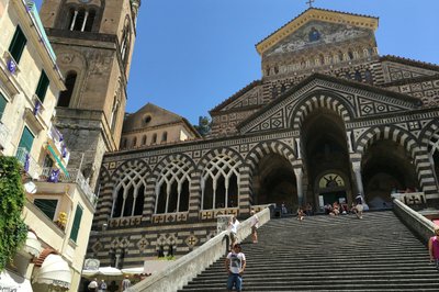 Katedralen. Vi gikk inn via en inngang inn til venstre.