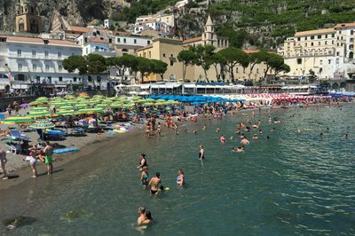 Og her bade vi. Sanden var usedvanlig varm. Omtrent umulig å gå på uten sandaler