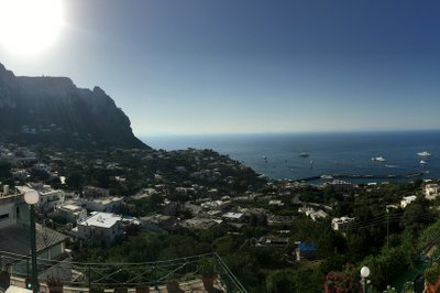 Oppe alle trappene i Capri. I fjellkanten ser du lokasjonen bildet fra neste dag er tatt fra