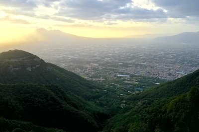 Vi kjørte over fjellet tilbake til Roma. Her med utsikt over Pompei.