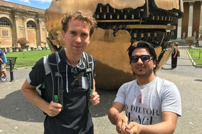 Inne i museet, med utsikt mot hagene. Her i front av dødsstjernen. Ehh :)