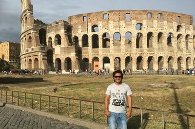 Vivek i front av Colosseum