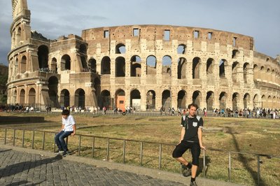 Meg i front av Colosseum