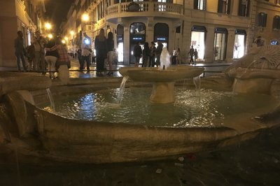 Ved den spanske trappen. Det var enkle shorts til salgs for 170 euro rett bort i gaten her.