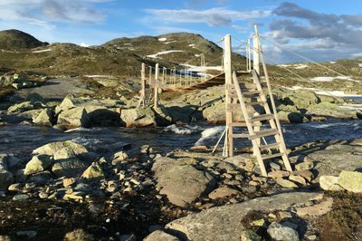 alle bruene foruten én var reist. Det var fremdeles nok snø til å gå over der den siste skulle settes opp