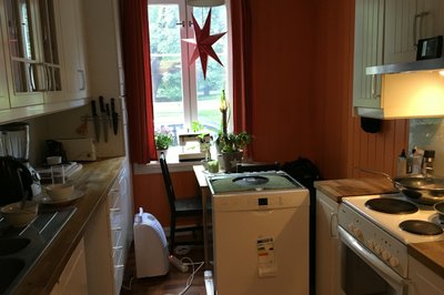Før jeg dro på ferie, begynte oppvaskmaskinen å lekke. Her er den nye på plass, men ikke montert grunnet manglende stømtilgang.