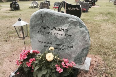 Mammas gravsten har nå kommet på plass. Bror og jeg var borte å så til den, sammen med mormor.