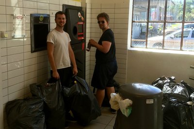 og pantet masse flasker sammen med søskenbarnet vårt Gøran