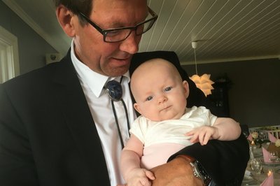 Og var i dåp til Emilia, her sammen med sin farfar.