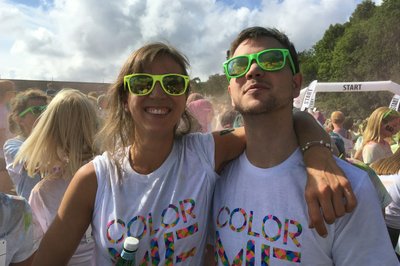 Her på Holmenkollen sammen med bror og søster, for å løpe 5 kilometer fargeløp.