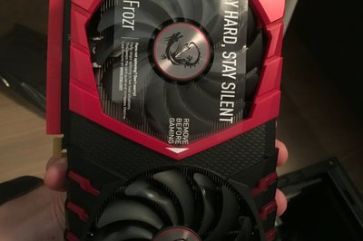 Et massivt skjermkort. Men faktisk virket det litt mindre en det forrige, som hadde tre vifter. Kortet er praktisk talt lydløst.