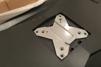 VESA skjermfestebranketten måtte sages 8 steder for å få plass..