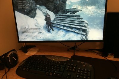 Skjermen festet på stativet. Flyter bra på 4k.