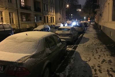 På vei tilbake etter å ha spist på en indisk restaurant i nærheten