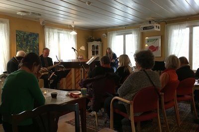 På en jazz-opptreden i en bakgård