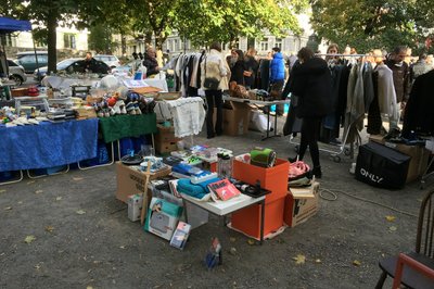 En lørdag noen uker siden på loppemarked (Vestkanttorget) - Vår lille bod. Vi ble kvitt en del ting