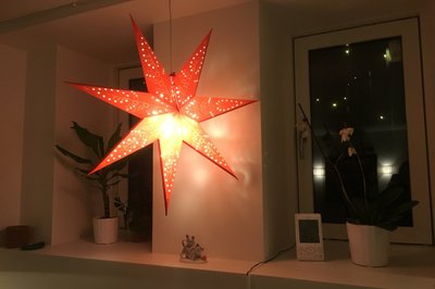 Julestjernen hengt opp. Den ble hengende ganske lenge på starten av året, men ble tatt ned relativt raskt året etter