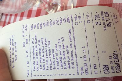 25.720 HUF. 1 NOK tilsvarte ca. 31-32 HUF på tidspunktet. Det var noe vrient å venne seg til disse høye tallene og 10.000-lappene.