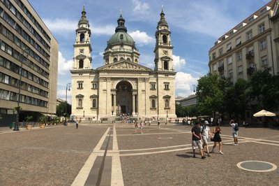Stefans basilika, fra plassen rett utenfor