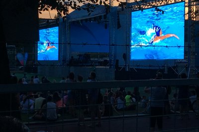 Det pågikk et mesterskap i vannpolo på øya, her helst i sør hvor de streamet spillet fra arenaer både lenger nord på øya og trolig andre steder i byen