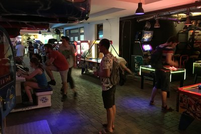 Etter middag fant vi en plass med masse arkadespill og diverse bordspill