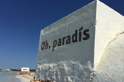 Langs stranden er det mange slike blokker med tekst
