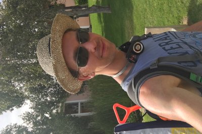 På vei tilbake fra stranden. Alltid solbriller på for å beskytte øynene mot UV-stråler. 