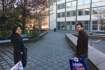 Søster og bror, ute å shopper litt