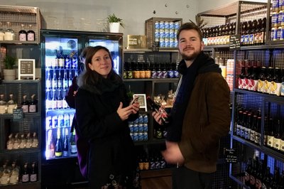 Søster og bror, ute å shopper