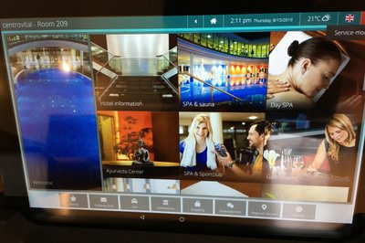 Informasjonsbrosjyren på en tablet på Centrovital SPA & Sports