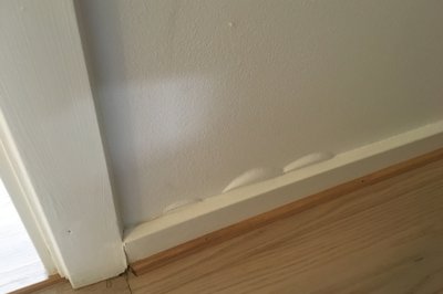 Bobler langs lister, trolig grunnet fukt