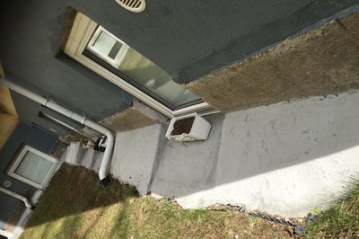 Ingen dokumentasjon på arbeid under bakken, og ingen isolering rundt vinduer.