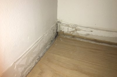 Tetting av overgang gulv-vegg. Vi måtte også kutte noe parkett som lå tett inntil.