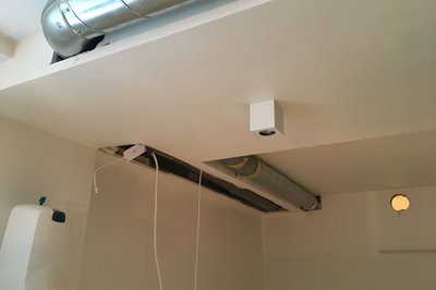 Kanaler ut i stue, via kjøkken og inn til siste soverom.