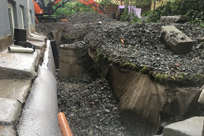 Det ble etter hvert store mengder masse. Her ser vi isolasjon og overgang mot mur.